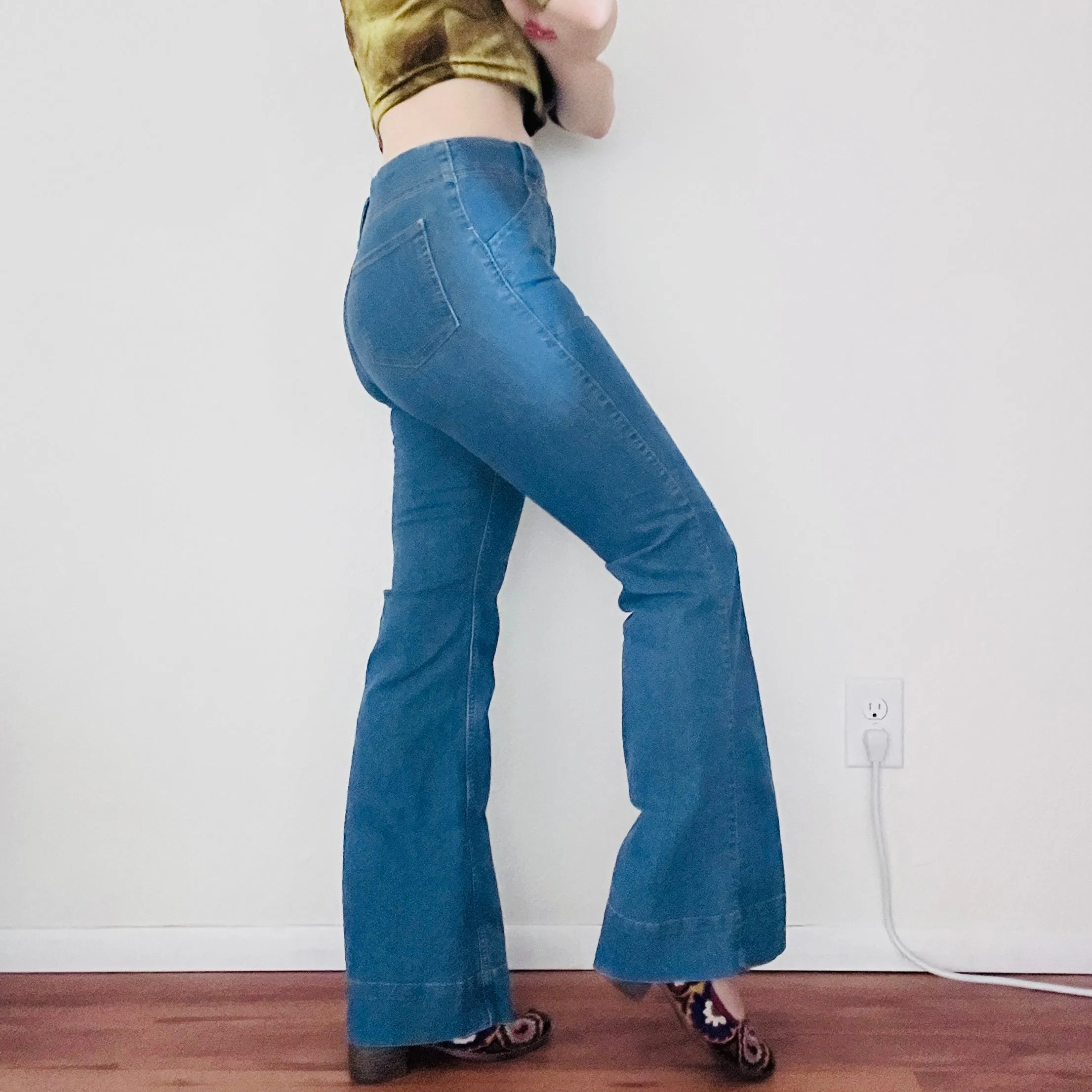 70'S VINTAGE BELL BOTTOM JEANS // WAIST SIZE 26
