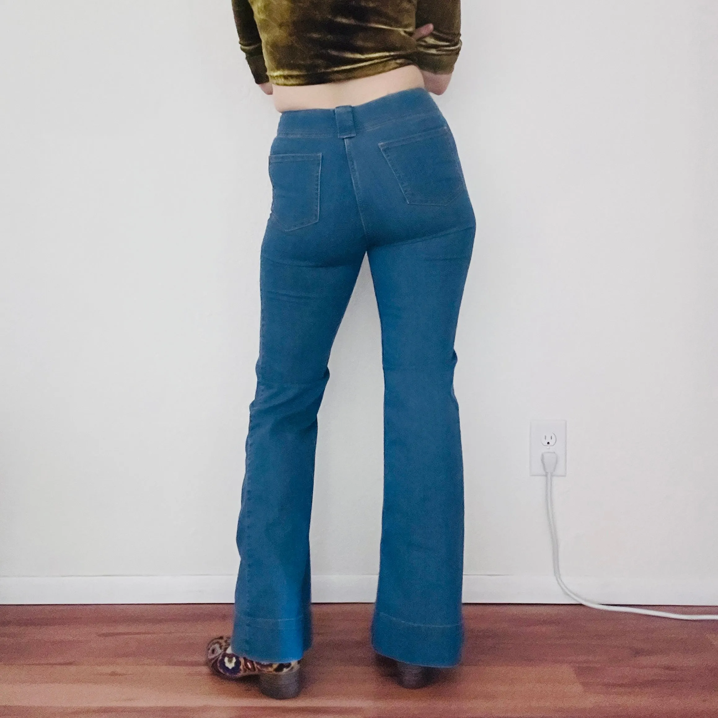 70'S VINTAGE BELL BOTTOM JEANS // WAIST SIZE 26