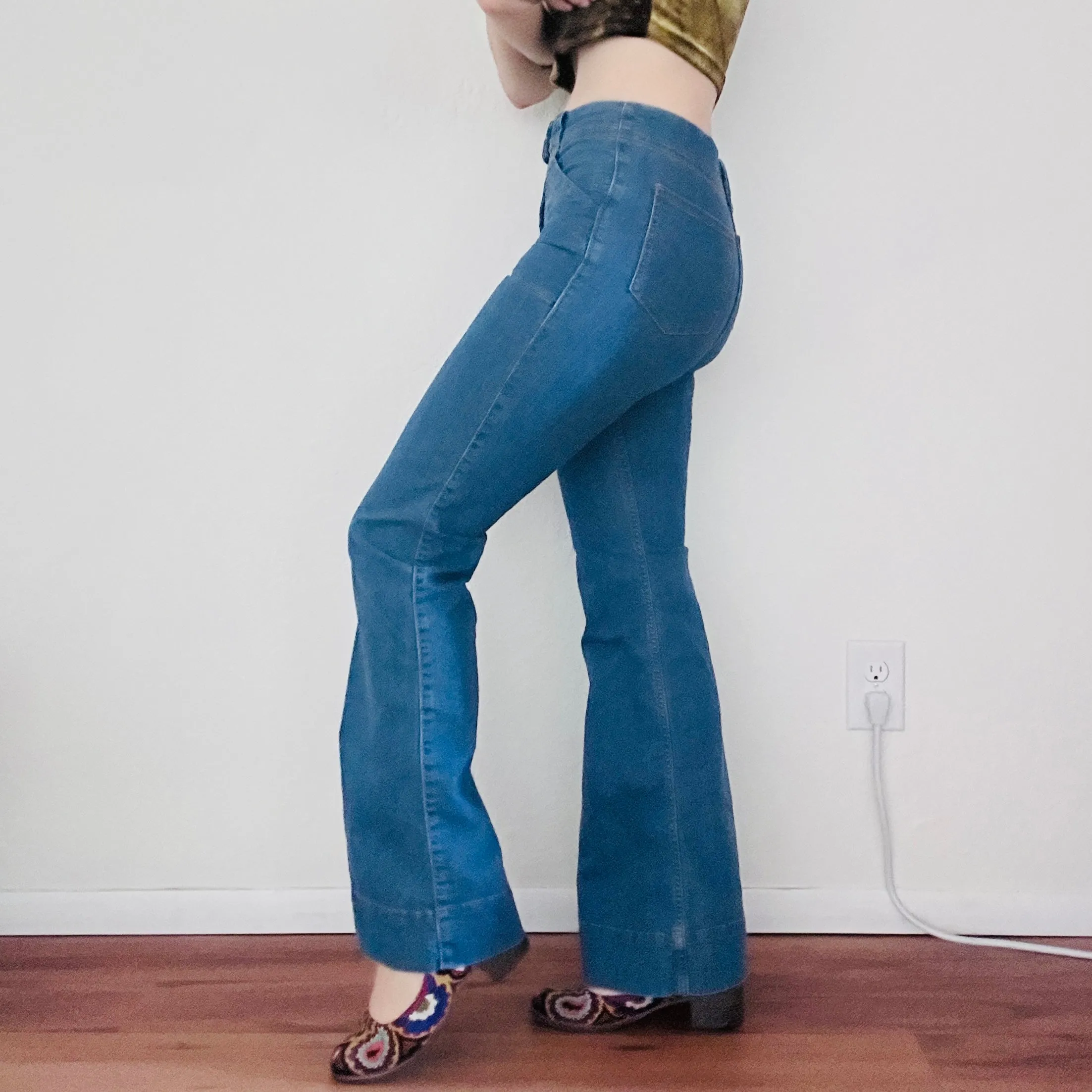 70'S VINTAGE BELL BOTTOM JEANS // WAIST SIZE 26