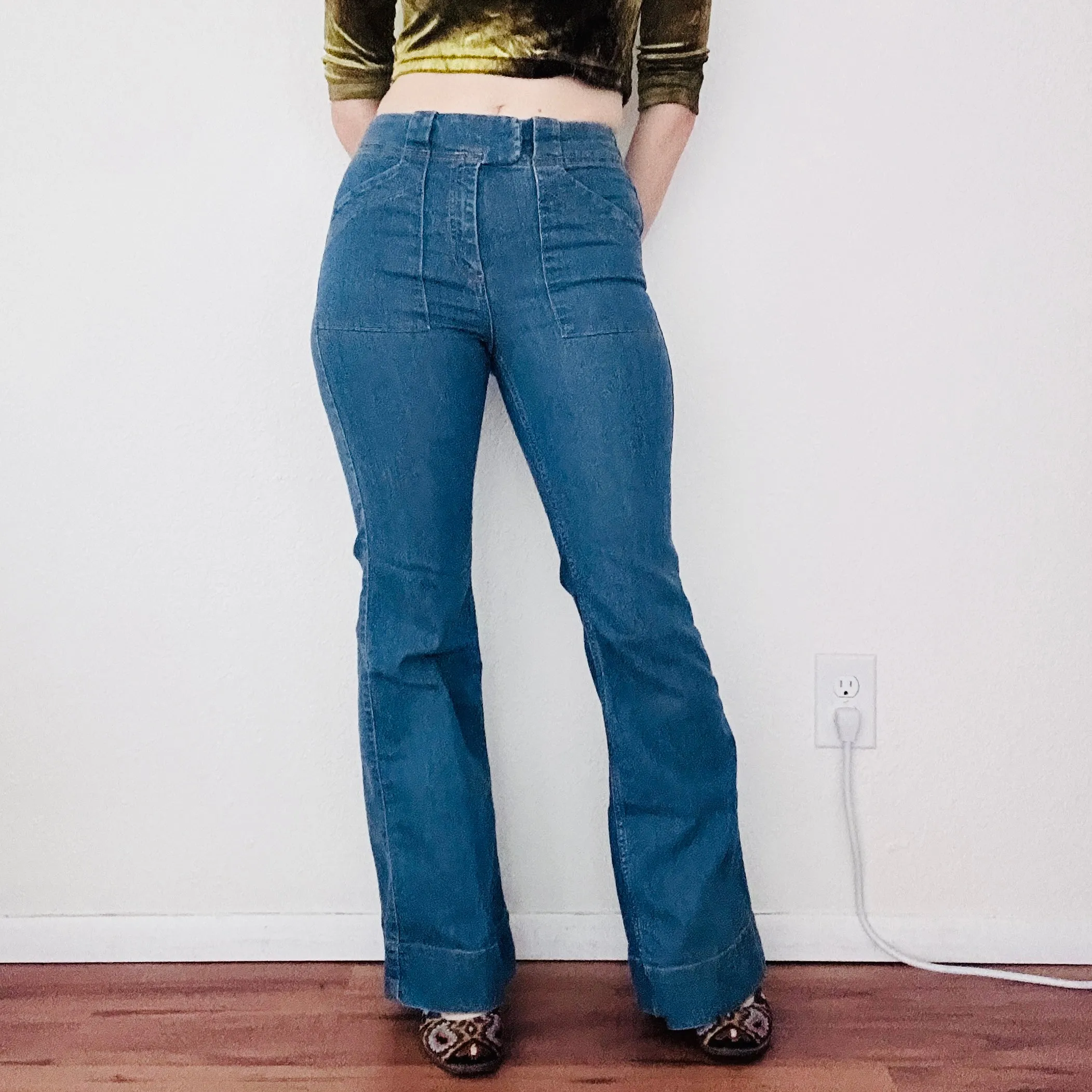 70'S VINTAGE BELL BOTTOM JEANS // WAIST SIZE 26
